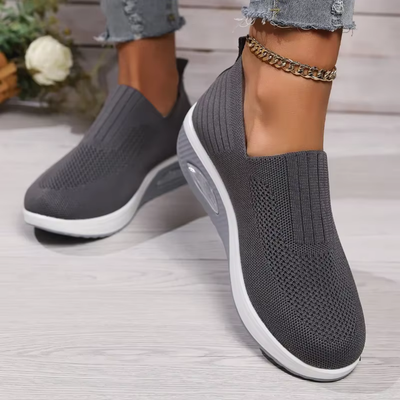 LIVIA | Beigefarbene Keilsneaker – Femininer Komfort trifft Eleganz