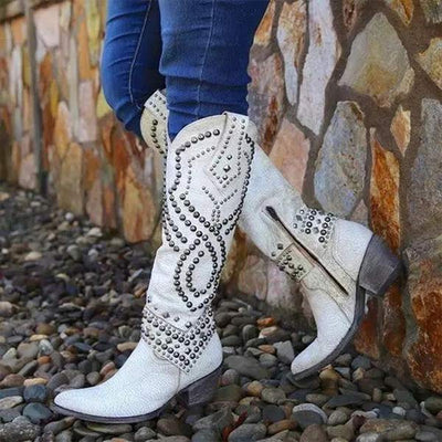 Nikki - Hohe Stiefel Mit Metallnieten Und Kobigem Absatz