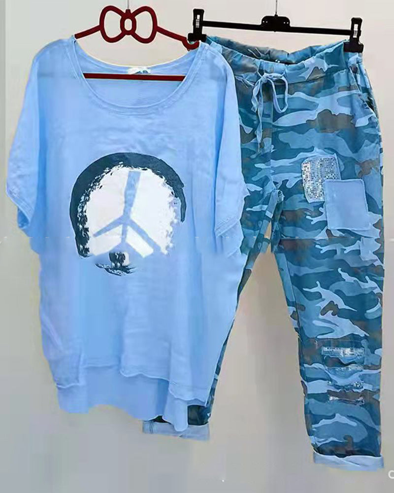 Jennie - Camouflage Chic: T-Shirt mit Fledermausärmeln und Hosen-Set