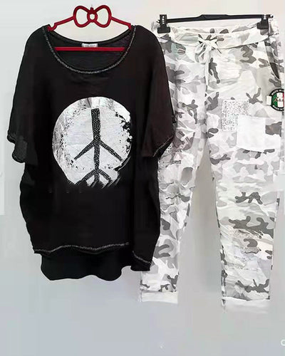 Jennie - Camouflage Chic: T-Shirt mit Fledermausärmeln und Hosen-Set