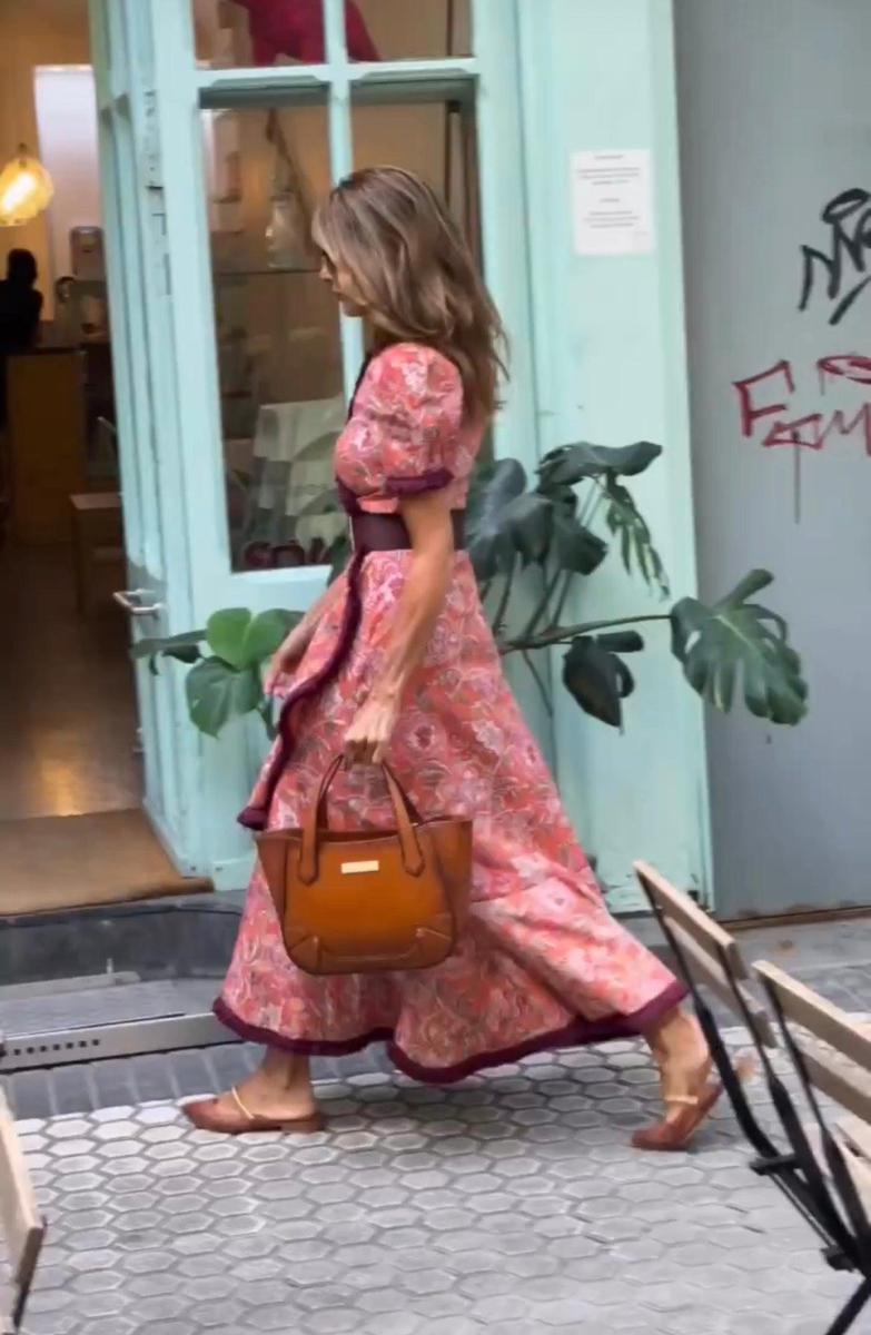 Elegantes pinkes Maxikleid mit kurzen Ärmeln