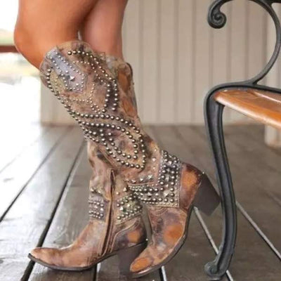 Nikki - Hohe Stiefel Mit Metallnieten Und Kobigem Absatz