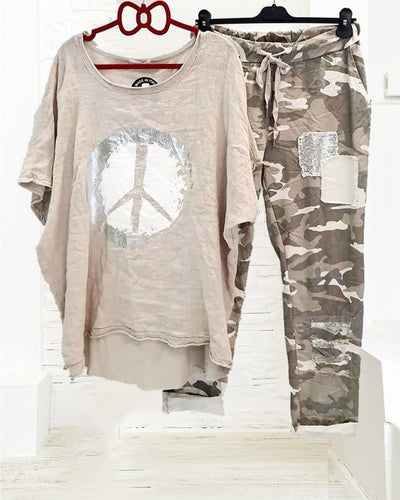 Jennie - Camouflage Chic: T-Shirt mit Fledermausärmeln und Hosen-Set