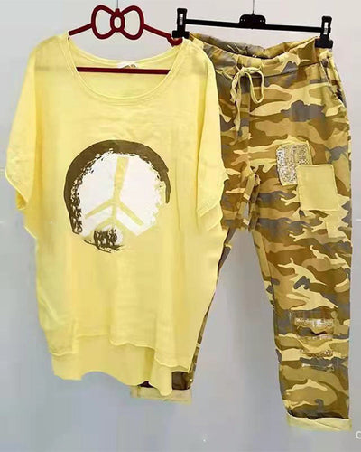 Jennie - Camouflage Chic: T-Shirt mit Fledermausärmeln und Hosen-Set