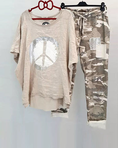 Jennie - Camouflage Chic: T-Shirt mit Fledermausärmeln und Hosen-Set