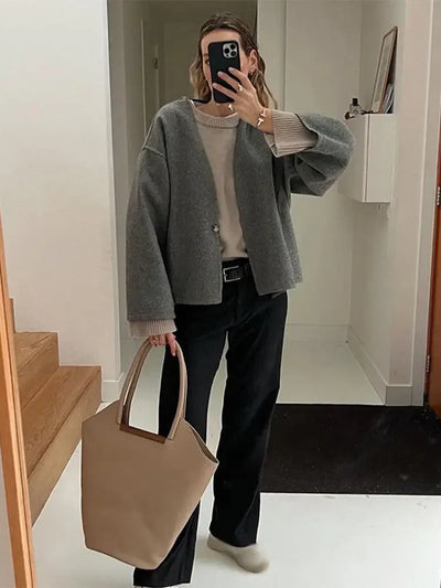 Kara | Modische graue Kurzjacke mit V-Ausschnitt und Ein-Knopf-Design