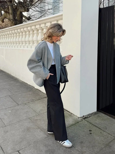 Kara | Modische graue Kurzjacke mit V-Ausschnitt und Ein-Knopf-Design