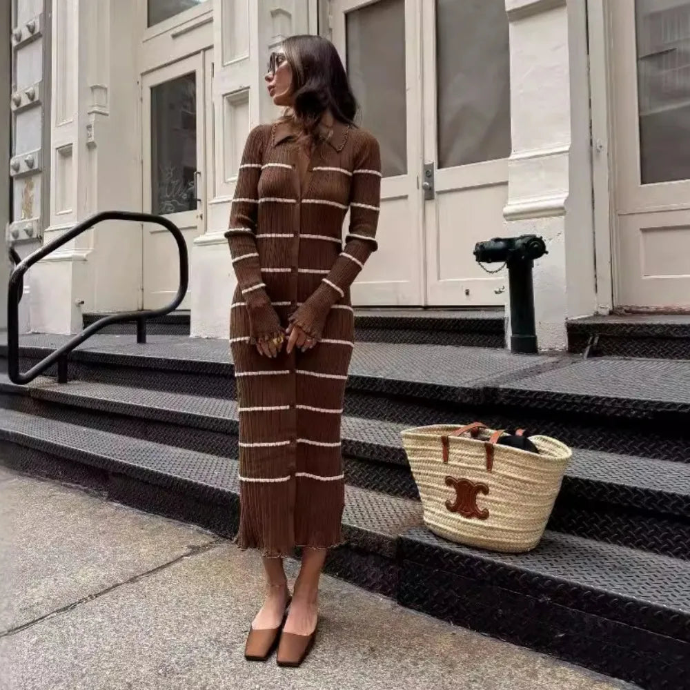 Medusa | Elegantes braunes gestreiftes strickkleid für winter
