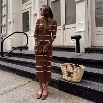 Medusa | Elegantes braunes gestreiftes strickkleid für winter