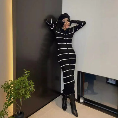 Medusa | Elegantes braunes gestreiftes strickkleid für winter