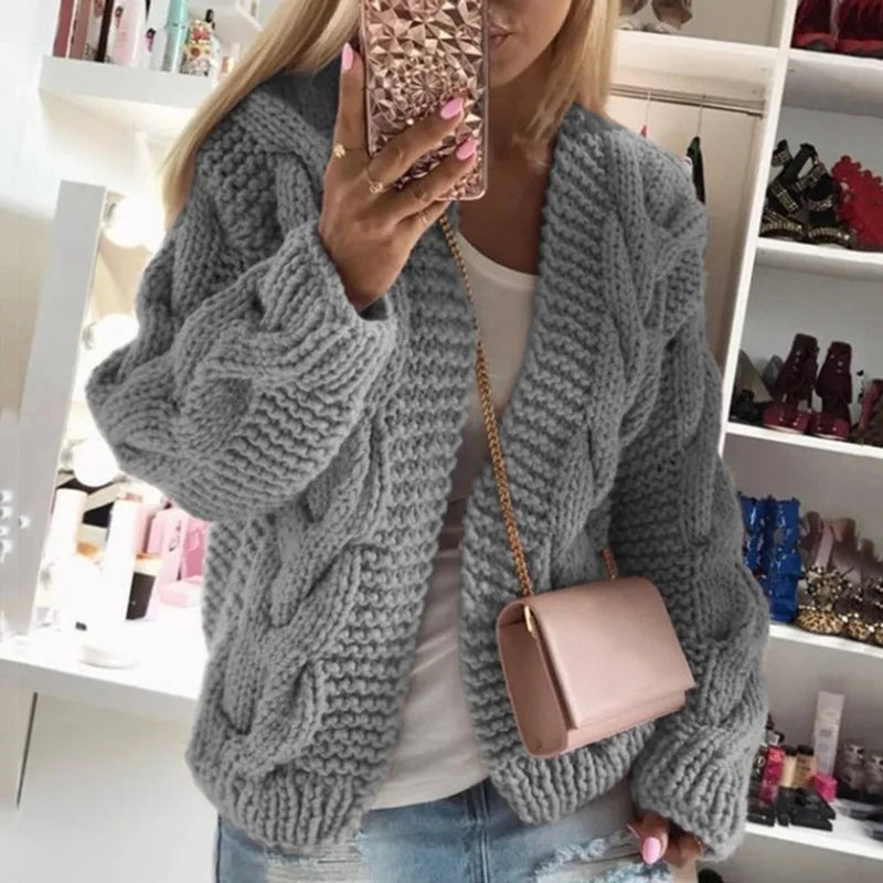 Paola | Damen strickjacke herbst/winter mit kräftigem linienmuster und langen Ärmeln